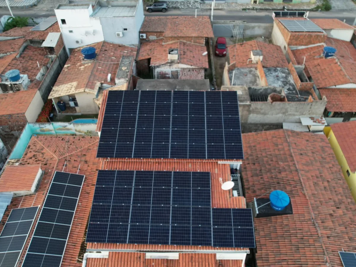 Projeto real de energia solar visto do alto em área residencial