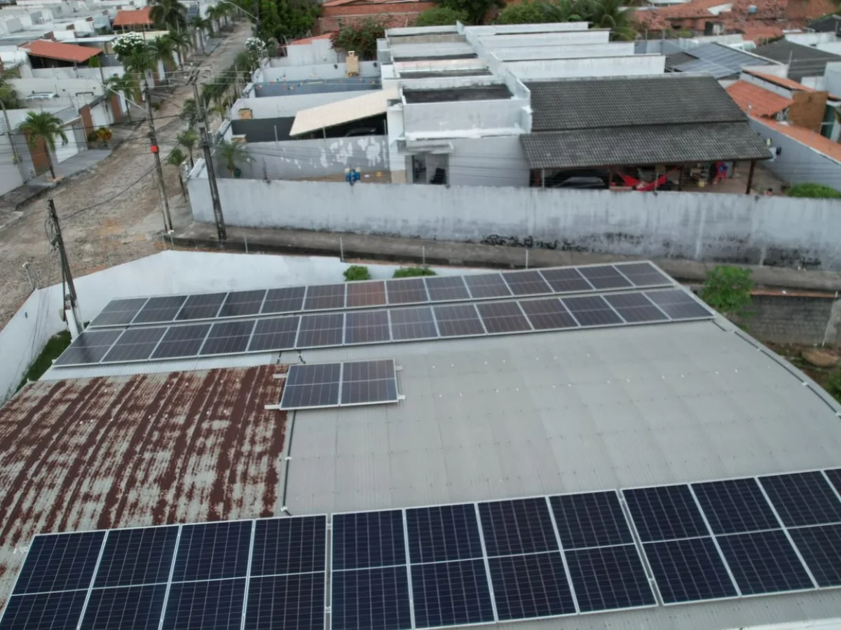Projeto real de energia solar em cobertura comercial