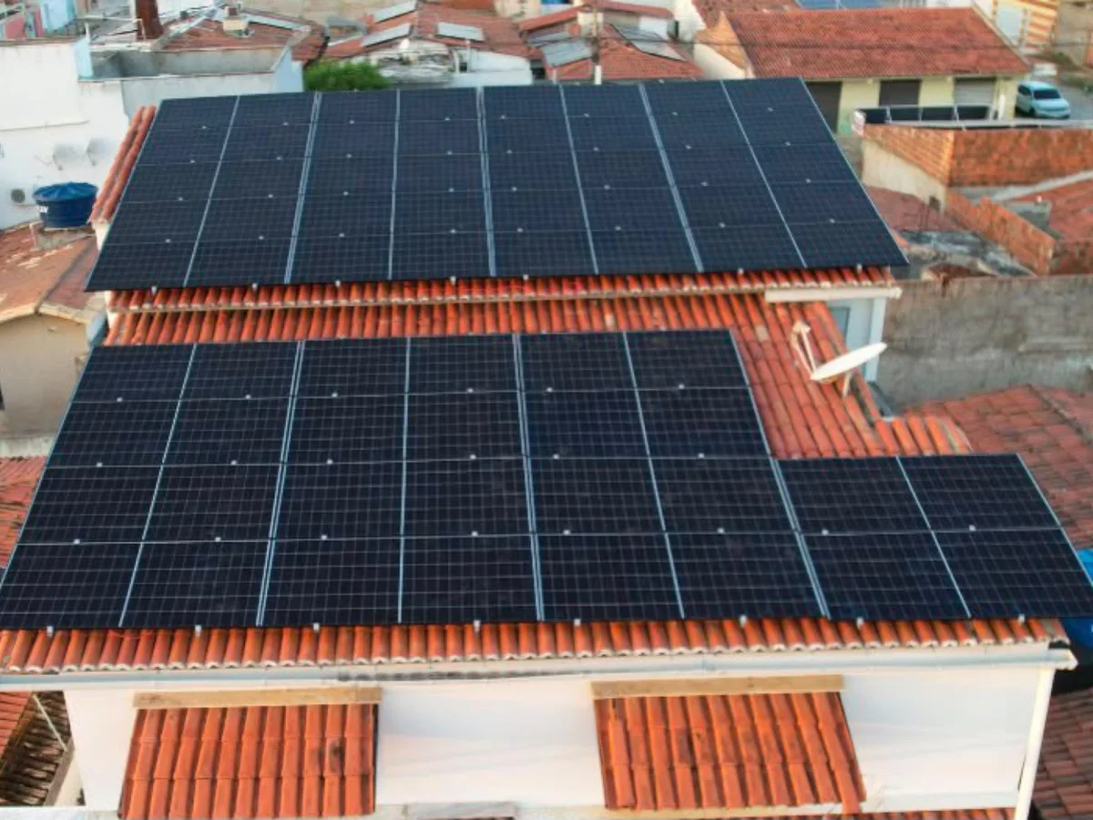 Sistema solar em residência com dois planos de telhado