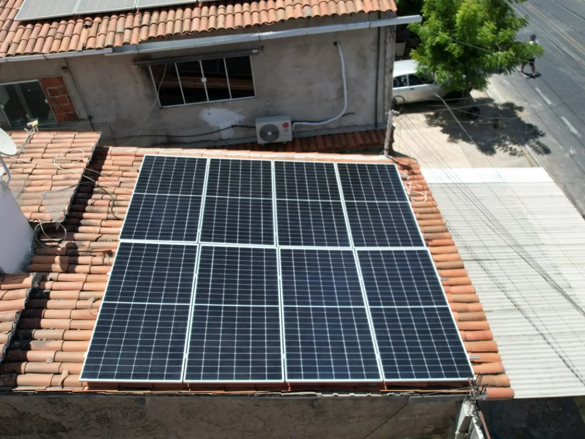 Painéis solares instalados em telhado residencial