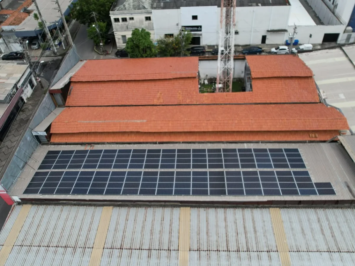 Painéis solares em ampla cobertura urbana